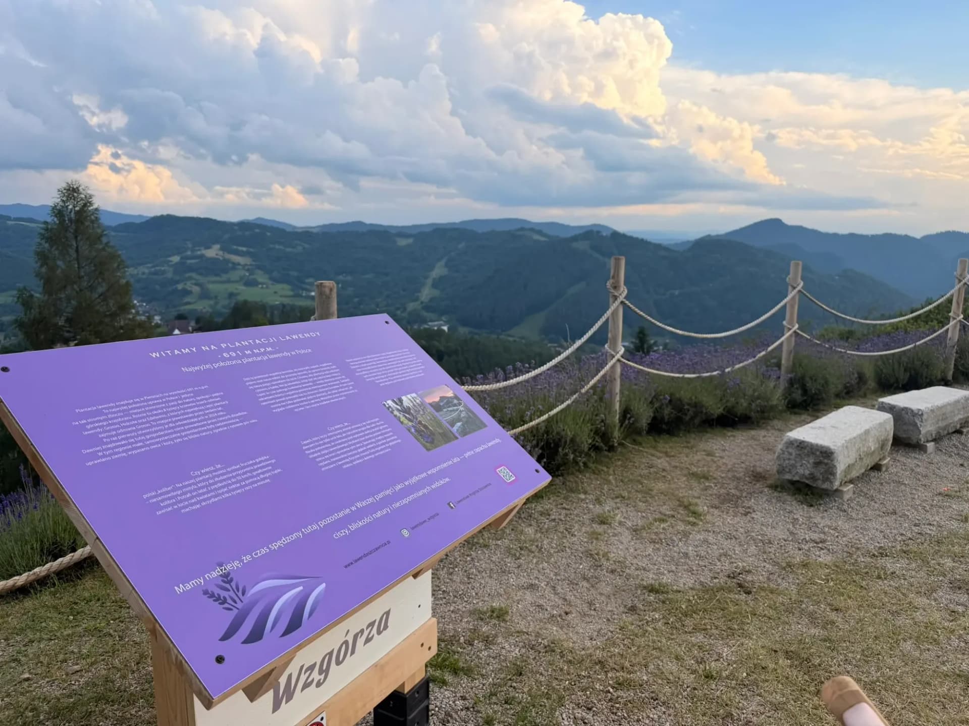Tablica powitalna plantacji lawendy z widokiem na góry Pienin